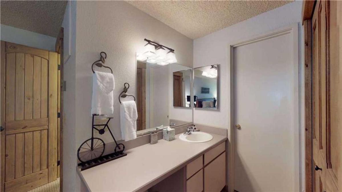 43 Tennis Village - image 6