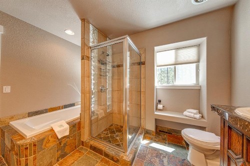 5 Bed 3 Bath Vacation home in Sunriver - image 10