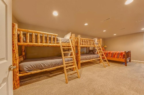 5 Bed 3 Bath Vacation home in Sunriver - image 3