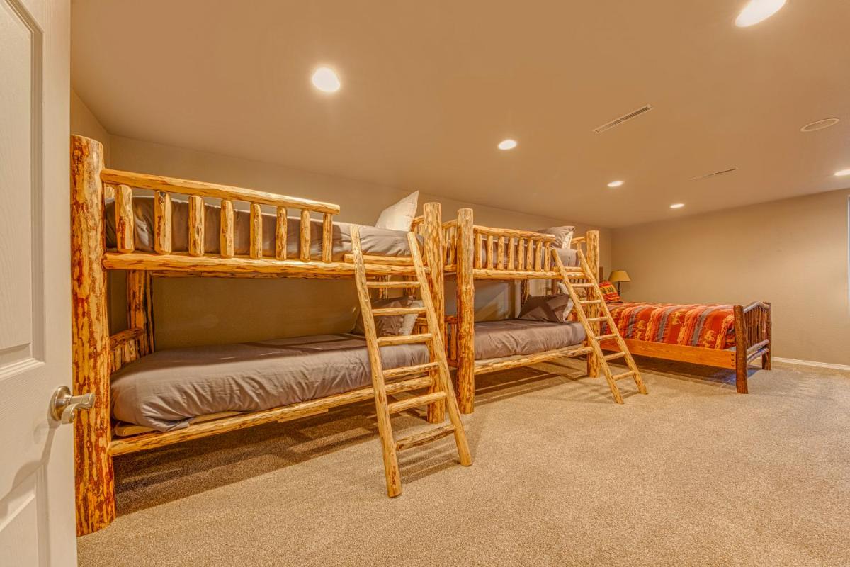 5 Bed 3 Bath Vacation home in Sunriver - image 3