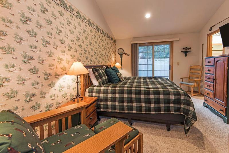 Snowshoe Inn - image 7