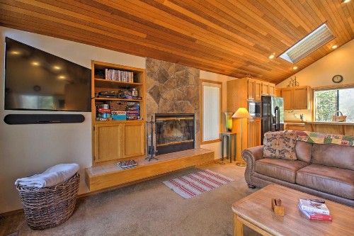 Pet-Friendly Sunriver Home Hot Tub and 8 SHARC Passes - image 11