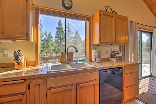 Pet-Friendly Sunriver Home Hot Tub and 8 SHARC Passes - image 12
