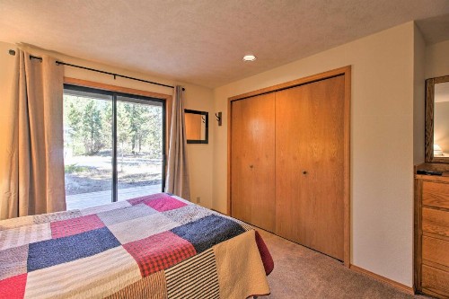 Pet-Friendly Sunriver Home Hot Tub and 8 SHARC Passes - image 2