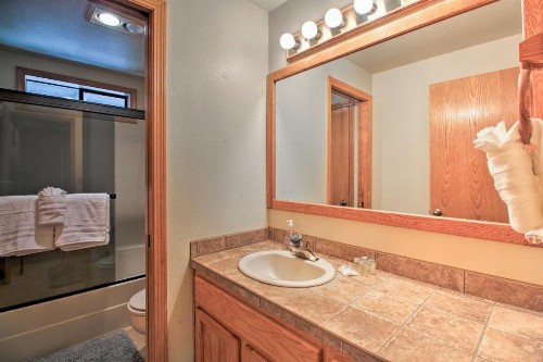 Pet-Friendly Sunriver Home Hot Tub and 8 SHARC Passes - image 3