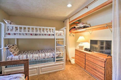 Pet-Friendly Sunriver Home Hot Tub and 8 SHARC Passes - image 9