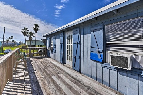 Colorful Cottage - 2 Blocks to Surfside Beach! - image 10
