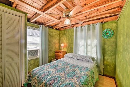 Colorful Cottage - 2 Blocks to Surfside Beach! - image 11