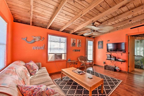 Colorful Cottage - 2 Blocks to Surfside Beach! - image 8