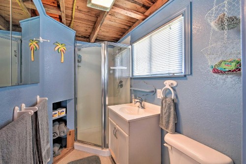 Colorful Cottage - 2 Blocks to Surfside Beach! - image 9