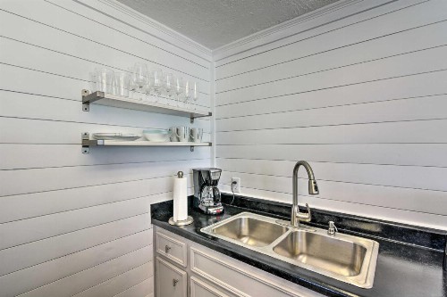 Inviting Studio - Walk Less Than 1 Mile to Surfside Beach! - image 11