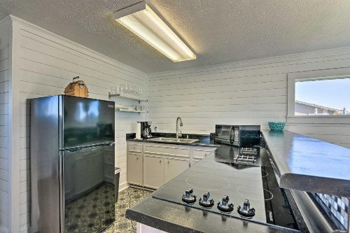 Inviting Studio - Walk Less Than 1 Mile to Surfside Beach! - image 8