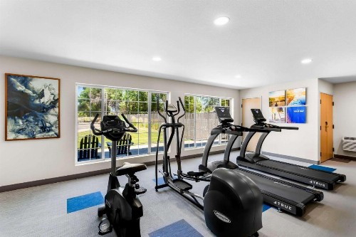 Comfort Inn & Suites - image 33