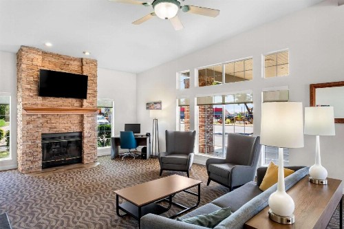 Comfort Inn & Suites - image 6