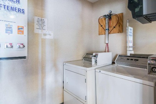Econo Lodge Inn & Suites - image 18