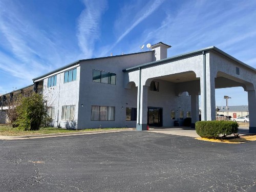 Econo Lodge Inn & Suites - image 21