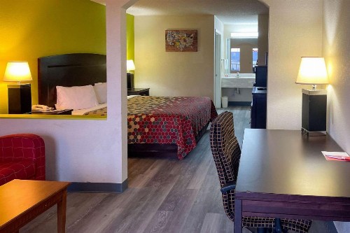 Econo Lodge Inn & Suites - image 22