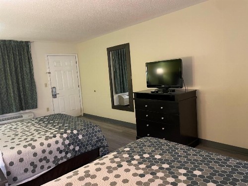 Econo Lodge Inn & Suites - image 24