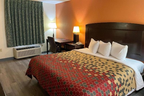 Econo Lodge Inn & Suites - image 25