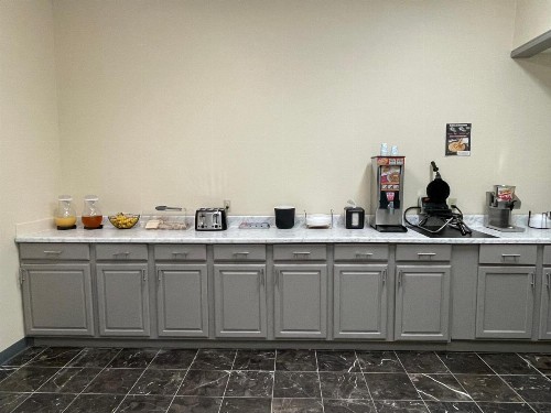 Econo Lodge Inn & Suites - image 26
