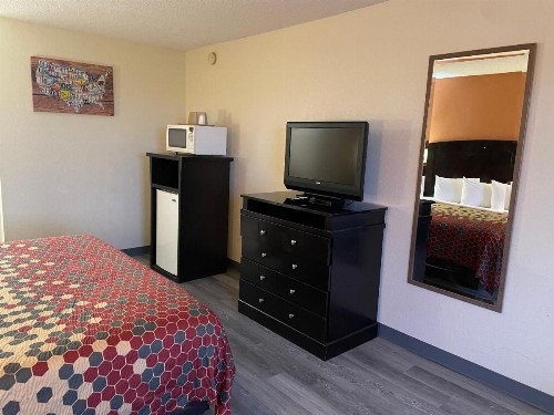 Econo Lodge Inn & Suites - image 27