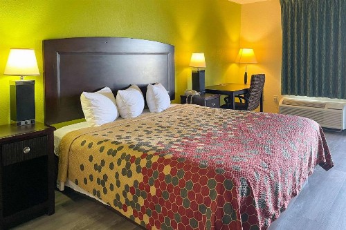 Econo Lodge Inn & Suites - image 28