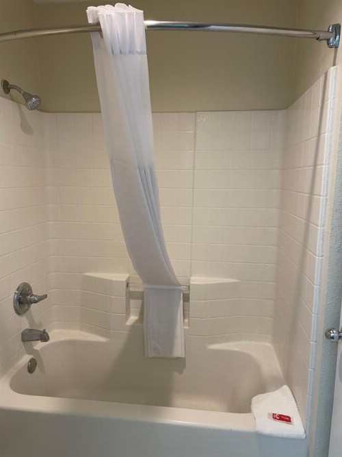 Econo Lodge Inn & Suites - image 30