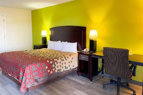 Econo Lodge Inn & Suites - image 32