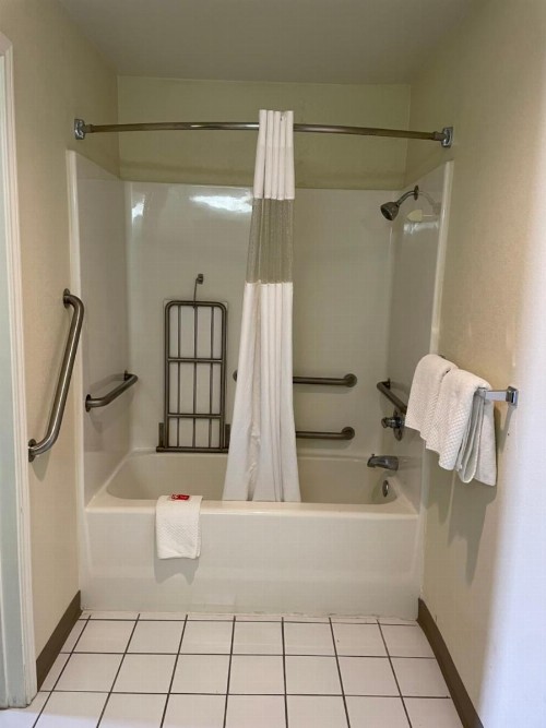 Econo Lodge Inn & Suites - image 33