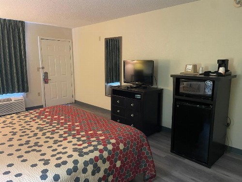 Econo Lodge Inn & Suites - image 35