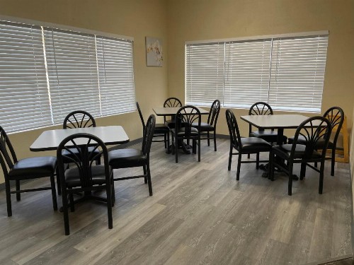 Econo Lodge Inn & Suites - image 36