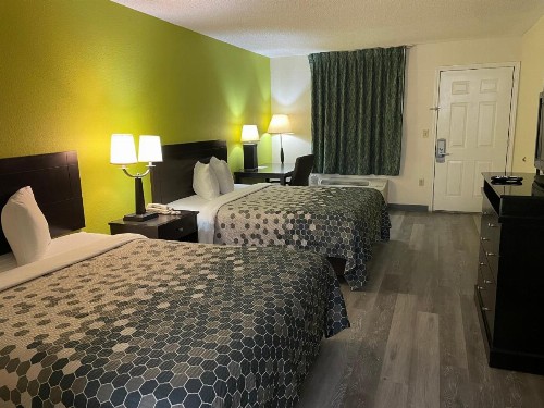Econo Lodge Inn & Suites - image 37