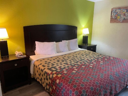 Econo Lodge Inn & Suites - image 41