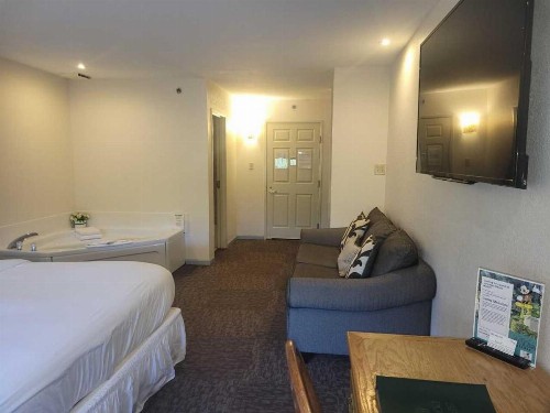 Brook Pointe Inn - image 5