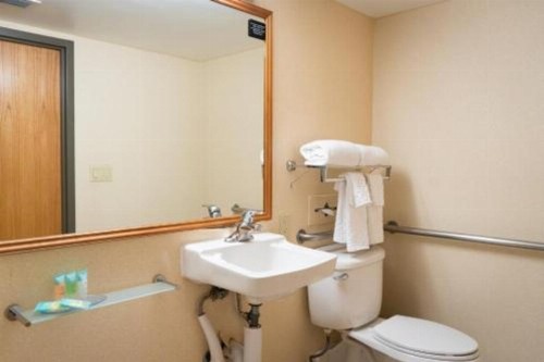 Comfort Inn & Suites Downtown Tacoma - image 23