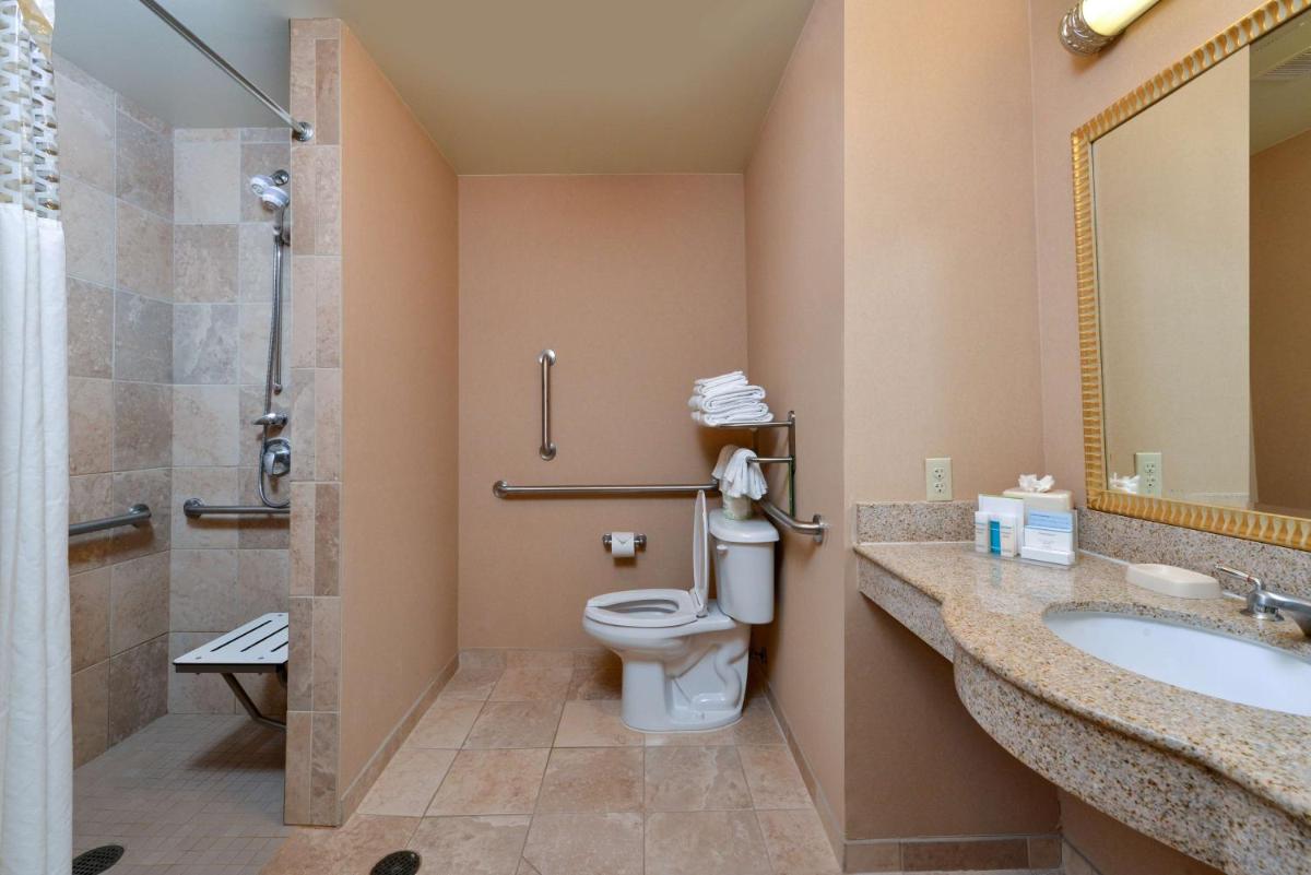 Hampton Inn & Suites Tacoma-Mall - image 3