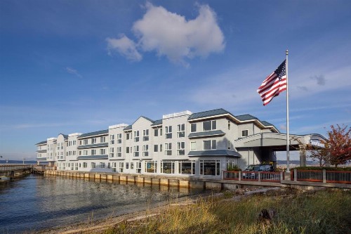 Silver Cloud Inn - Tacoma Waterfront - image 2