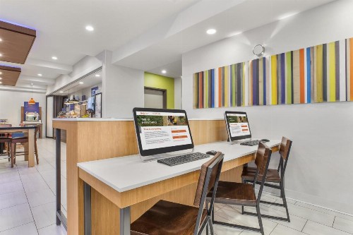 Holiday Inn Express Hotel & Suites Tacoma an IHG Hotel - image 10