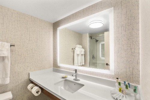 Holiday Inn Express Hotel & Suites Tacoma an IHG Hotel - image 16
