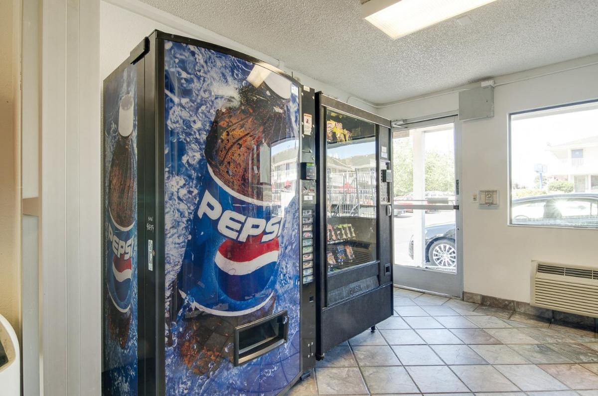 Motel 6-Tacoma WA - South - image 2