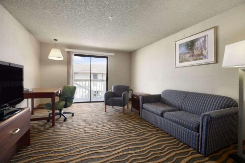 South Tacoma Suites - image 7