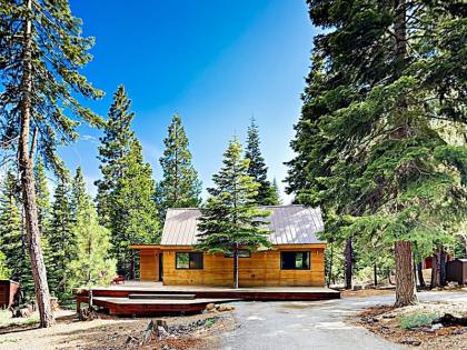 Modern Wooded Oasis With Hot Tub Walk To Beach! Cabin