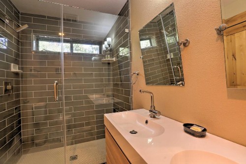 Cozy Home 5 mins to Lake Tahoe & Homewood! - image 11