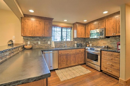 Cozy Home 5 mins to Lake Tahoe & Homewood! - image 6