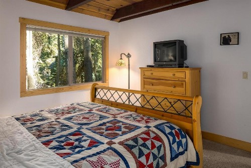 The Lazy Bear Lodge - image 12