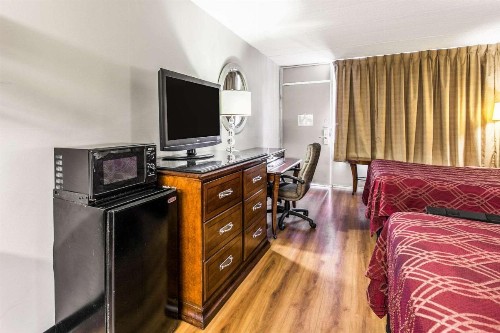 Econo Lodge North - image 14