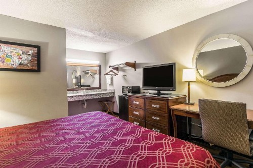 Econo Lodge North - image 17