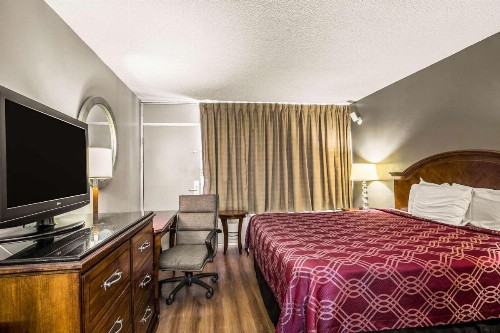 Econo Lodge North - image 18