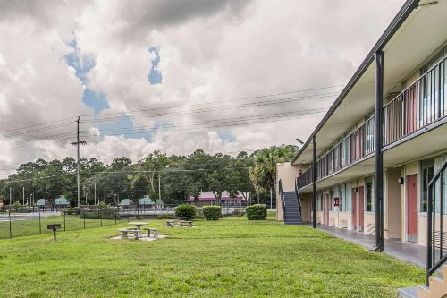 Econo Lodge North - image 22