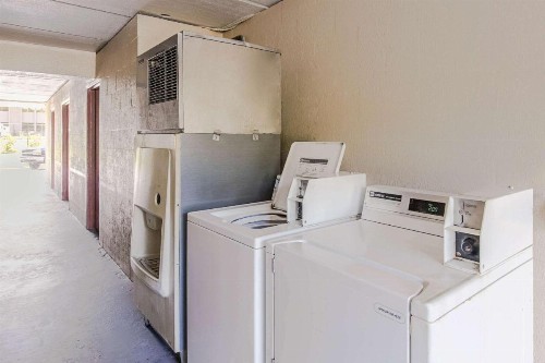 Econo Lodge North - image 24